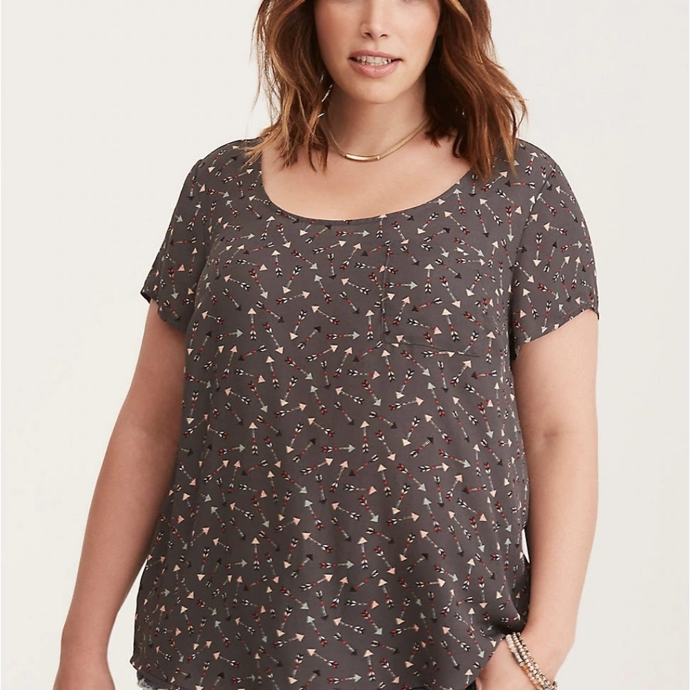NWT Abbey- Arrow Georgette Button Back Blouse